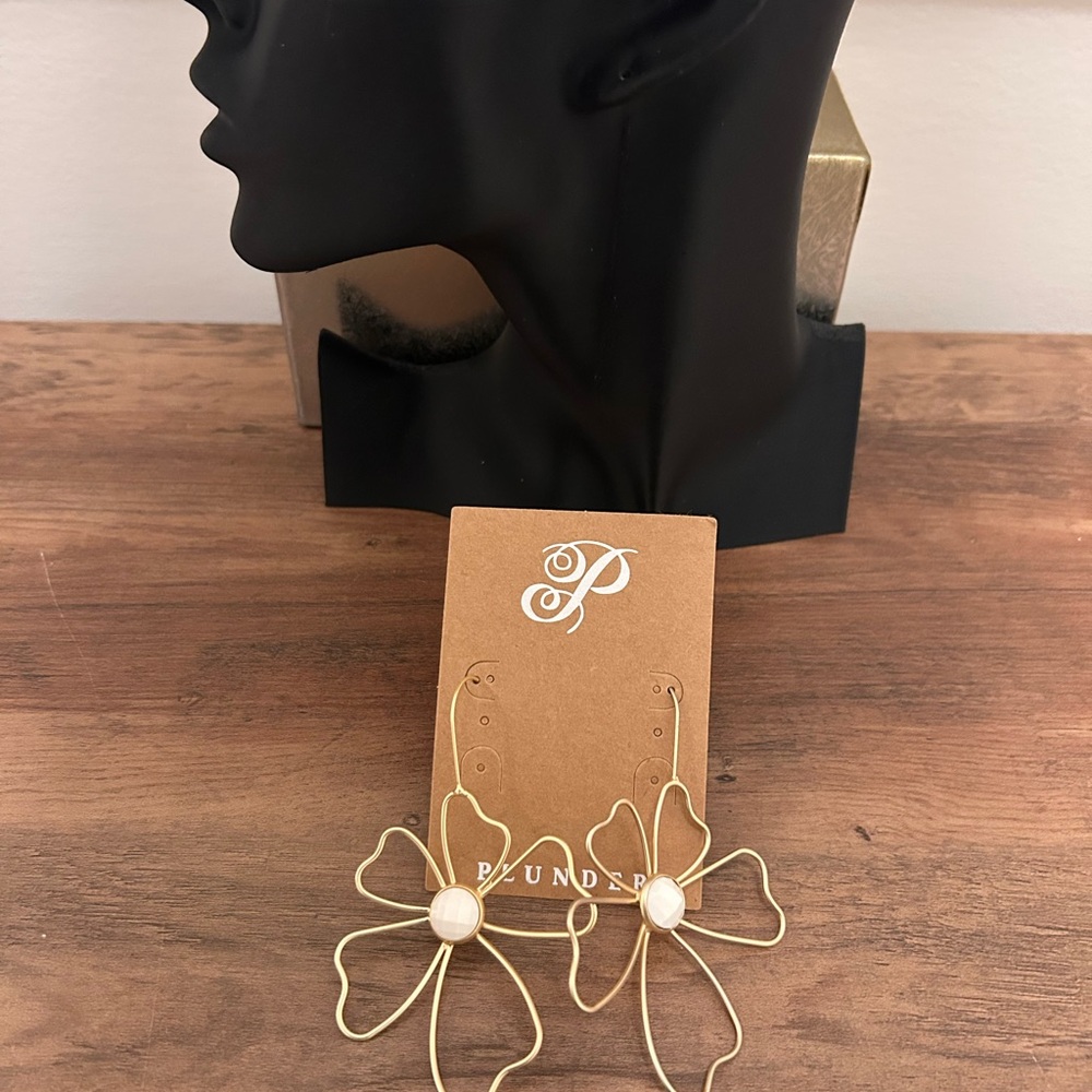 Plunder Gold Flower Earrings - Picture 3 of 4